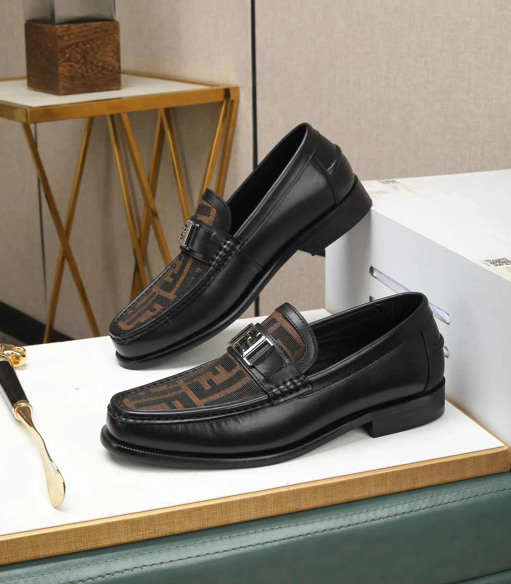 Men's shoes 💰580 (high-end, full cowhide) FENDI Fendi high-end formal leather shoes, original Italian imported cowhide surface + cowhide lining, original hardware, I believe you will be impressed from the first time you see it. The avant-garde atmosphere can no longer fully interpret its elegance. AAA grade rubber outsole, super comfortable. Original counter last, ensuring its original version and quality. The simple upper ensures its comfort and breathability. A pair of truly good shoes has its own unique soul, famous quality, regular size 38-44 (45 46 customized)